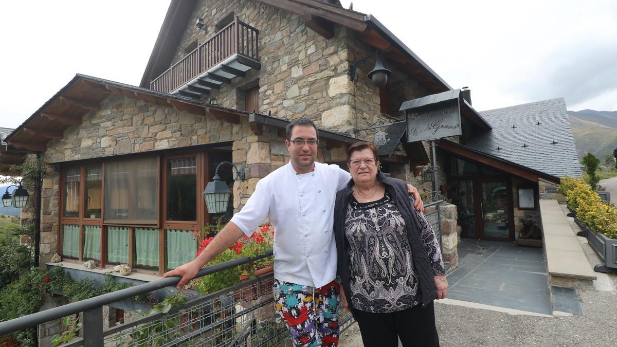 Rubén Cierco y Rosa Mora, en su restaurante en Castanesa.