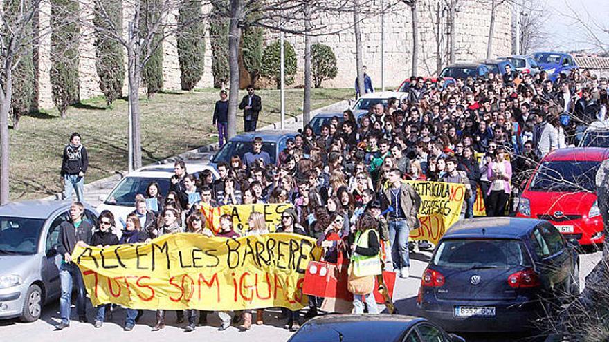 Els estudiants van desplaçar-se des de la barrera que restringeix el pas fins al rectorat per exigir millores en la mobilitat i en els aparcaments.