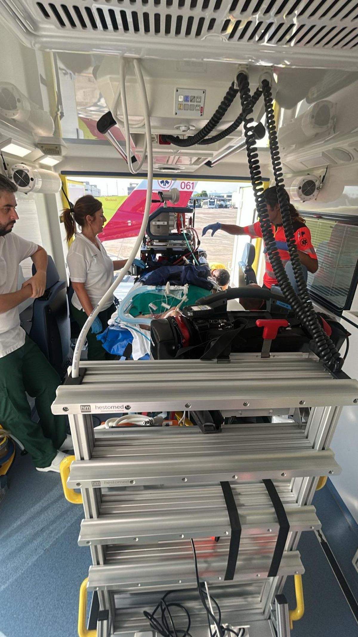 La paciente, instalada en el interior del avión medicalizado del Servei de Salut de Baleares