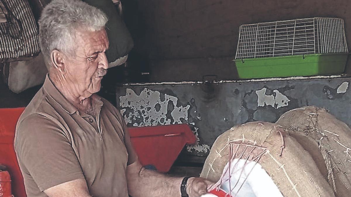 José Manuel Guerra, fabricando una albarda en su taller en Tunte, en San Bartolomé de Tirajana.
