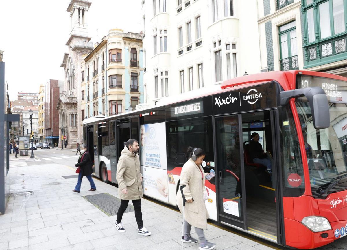 Usuarios de Emtusa, ayer, cogiendo el autobús en la plaza del Instituto.  | FIRMA