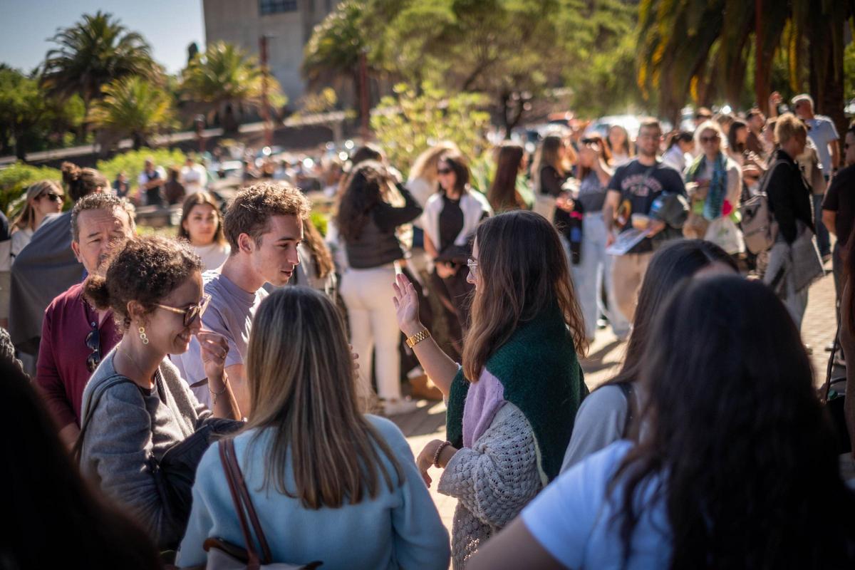 Varios aspirantes esperan al llamamiento del examen MIR en el aulario de Guajara, en la Universidad de La Laguna, Tenerife.