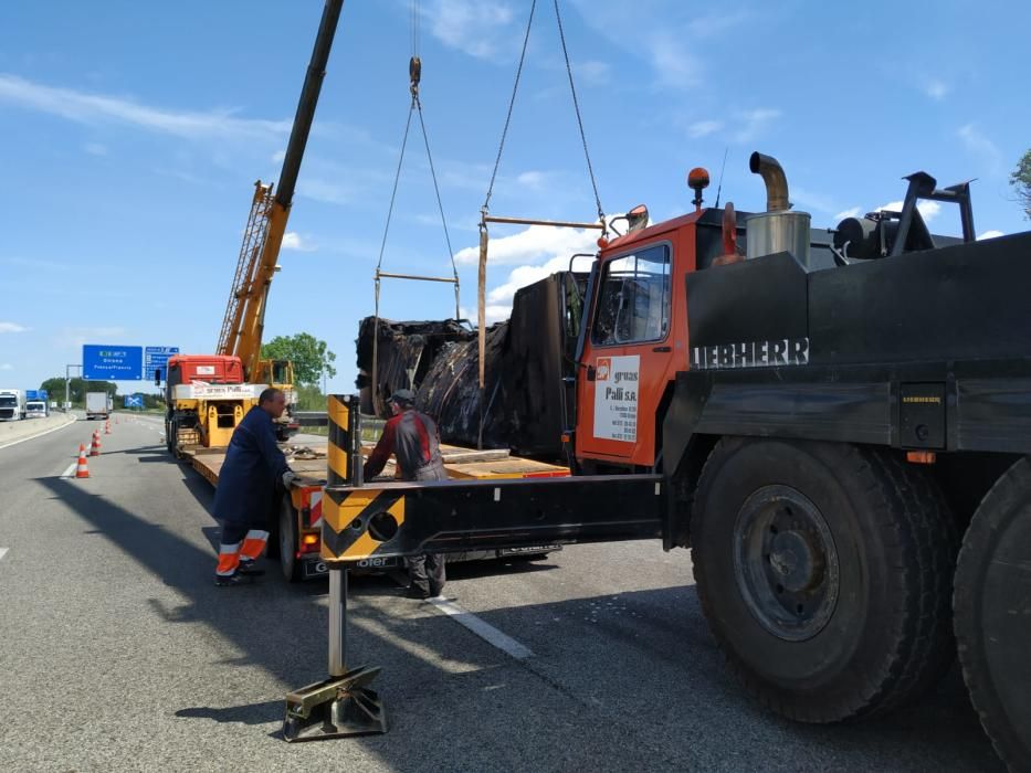 Les tasques de rescat el vehicle cremat a Riudellots per part de Grues Pallí