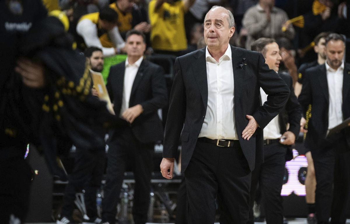 Txus Vidorreta, camino de los vestuarios al descanso.