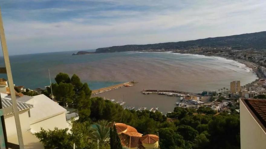 Efectos de la DANA: una lengua de &quot;chocolate&quot; se abre paso en la bahía de Xàbia