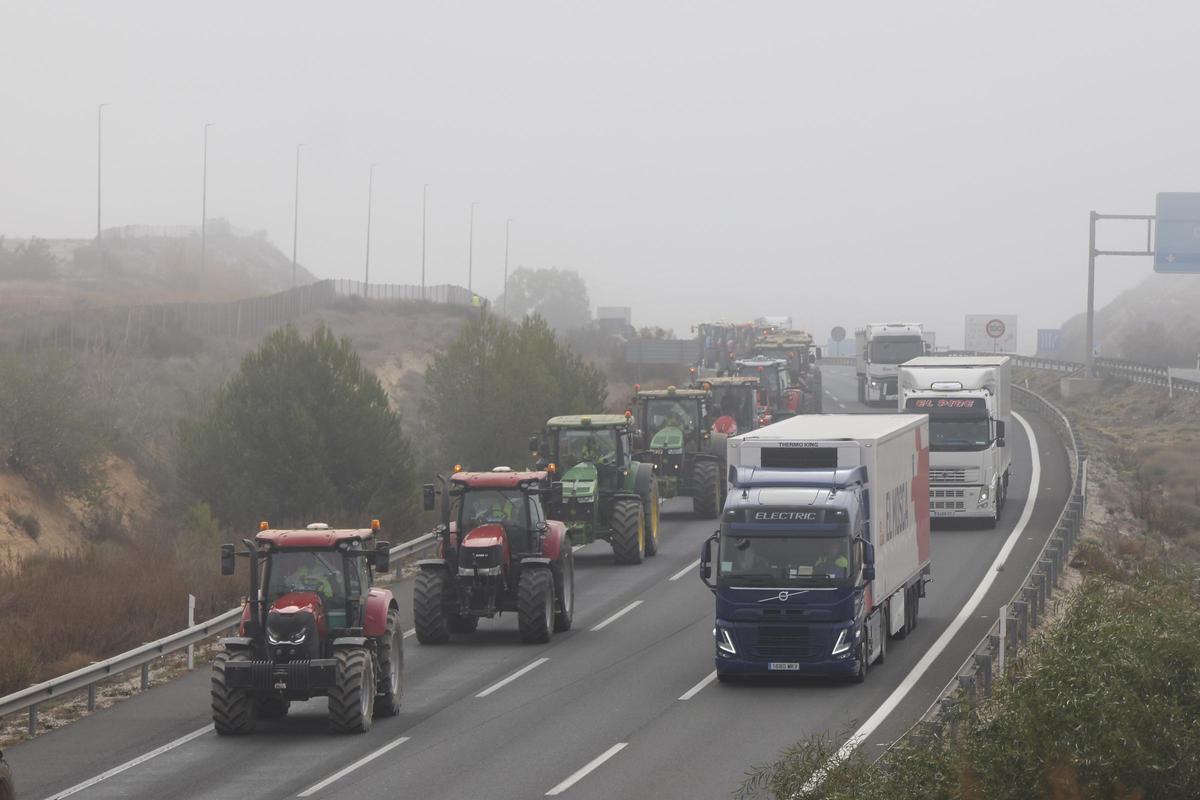 Tractorada atravesando el Puerto de Cadena, durante la protesta agraria de febrero de 2024.