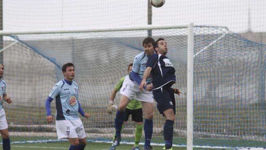 Héctor Antón intenta rematar de cabeza en el primer palo un saque de esquina.