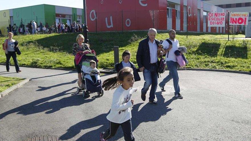 Niños y padres a la salida del colegio Carmen Ruiz-Tilve, en La Corredoria.