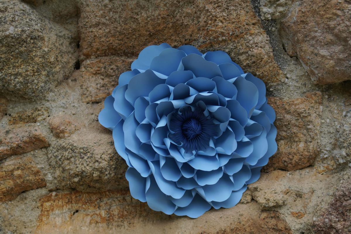 La artesana hace todas sus flores a mano, en un proceso que puede durar todo un día.