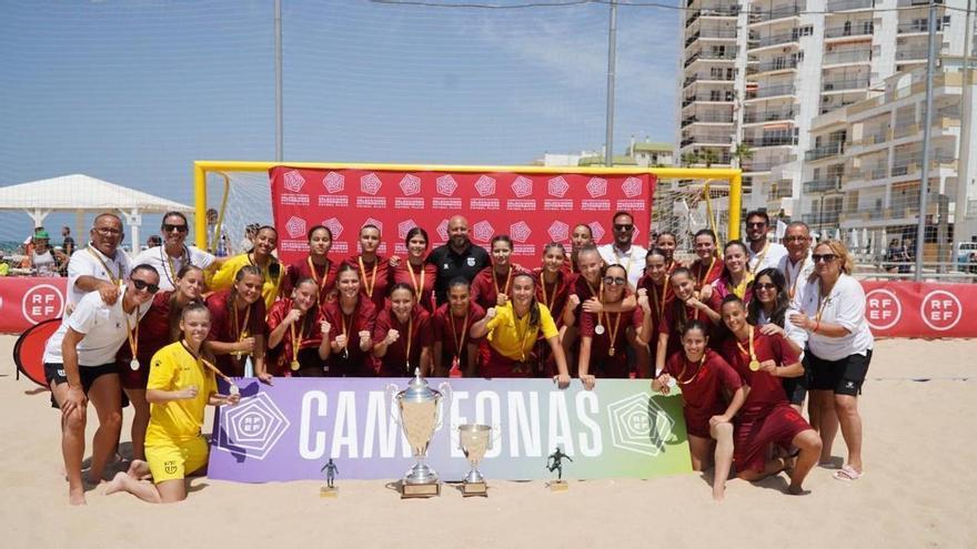 La selección murciana sub-17, campeona del nacional de fútbol playa femenino