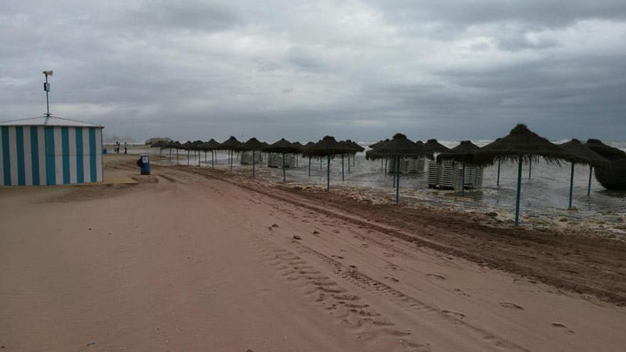 Olas de 2,5 metros se tragan la playa de la Malvarrosa