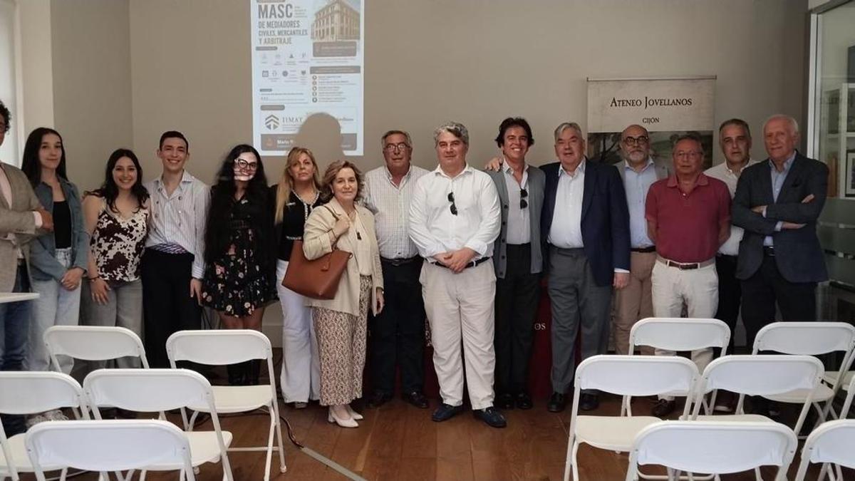 Representantes de las entidades colaboradoras durante la presentación de la formación