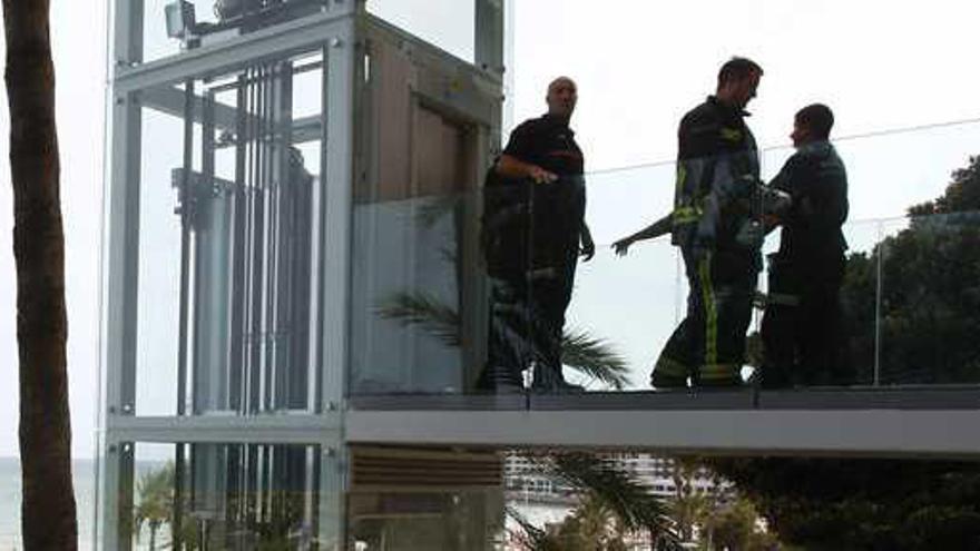 Una dotación de bomberos acudió al ascensor para colaborar en las tareas para liberar a los jóvenes.