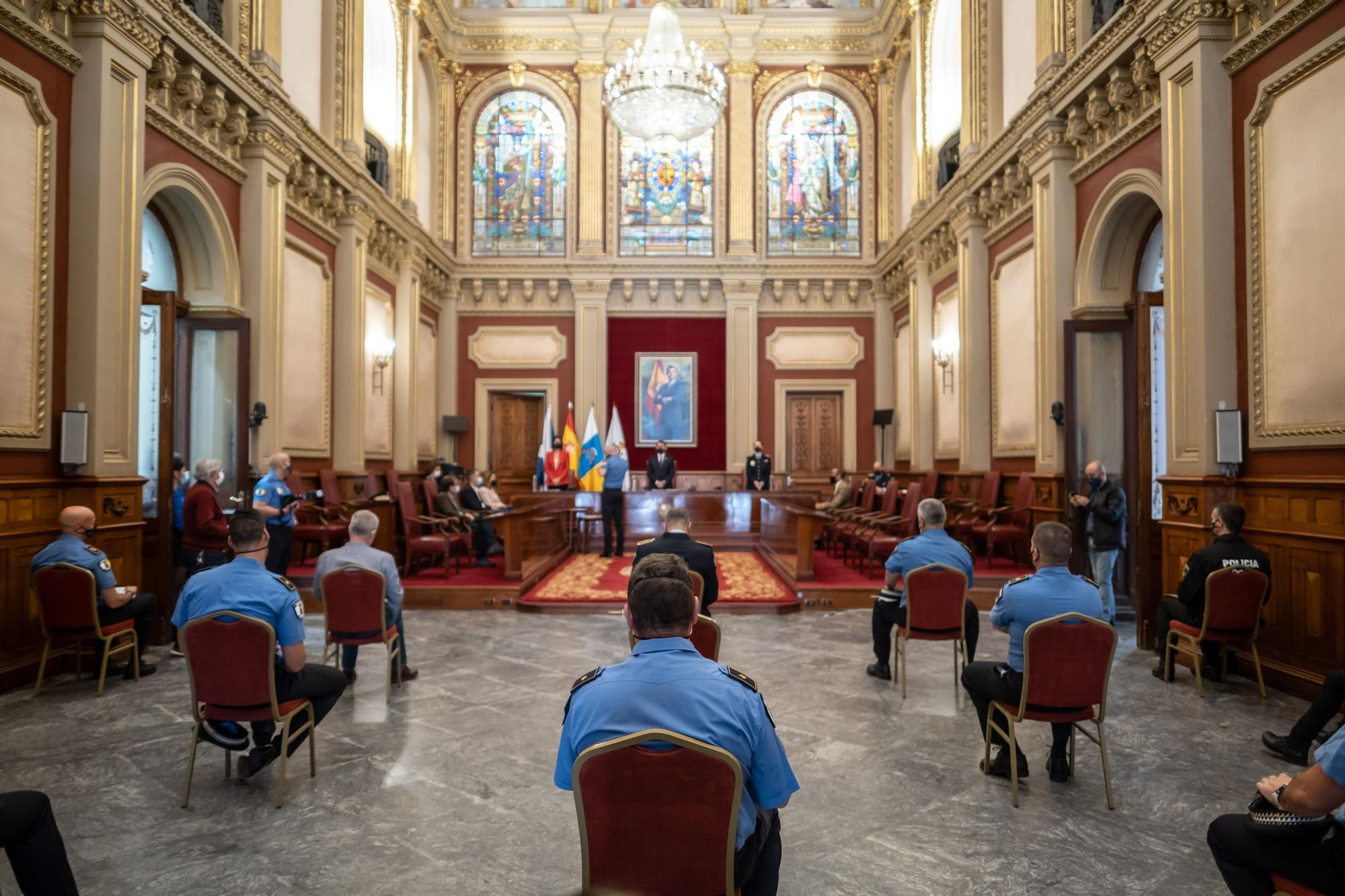 Entrega medallas a la Policía Local Santa Cruz