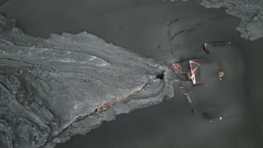 La lava del volcán de La Palma abre una fisura bajo una vivienda.