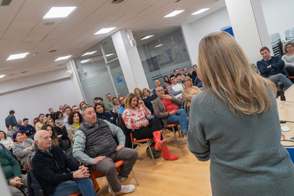 Lucía Guirado y Raúl Esteban, en el centro de rojo, en un acto.