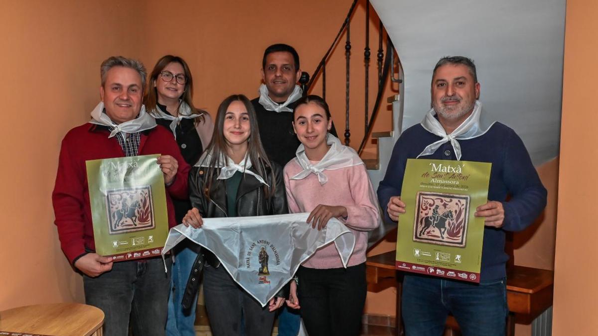 El concejal de Fiestas, Arturo Soler, y los clavarios , con el programa.