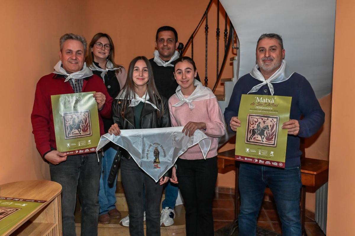 El concejal de Fiestas, Arturo Soler, y los clavarios , con el programa.