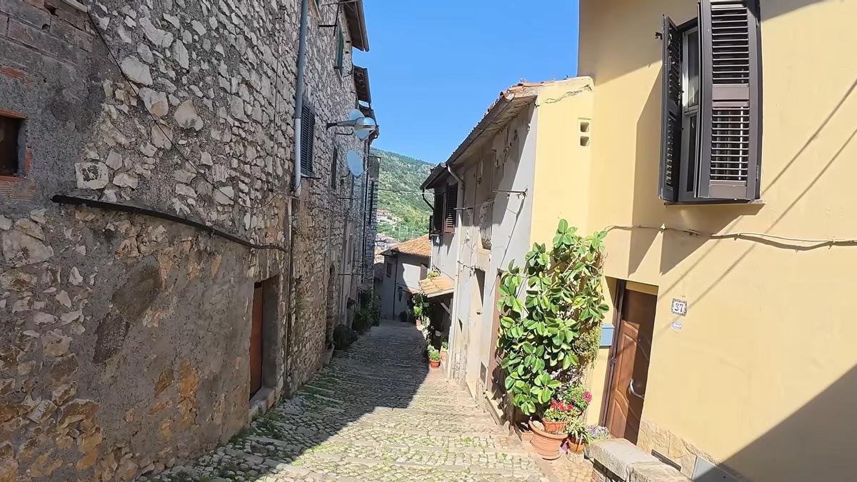 Vista de las calles de Maenza en la provincia de Latina (Italia).