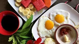 Alexandre Olmos, internista: "Entre los tres peores desayunos que te puedes tomar está el pan blanco o los cereales"