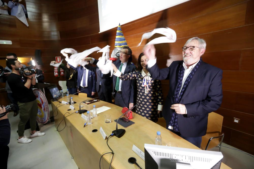 Presentación del cartel del Entierro de la Sardina y posterior reparto de pasteles de carne