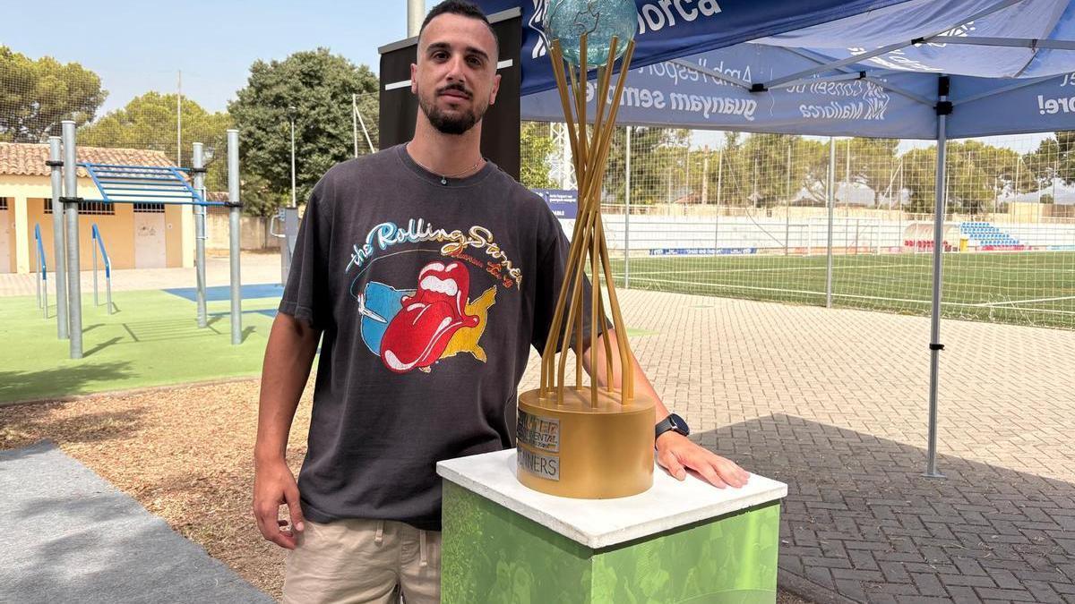 Manolo Piqueras posa junto al trofeo Intercontinental.