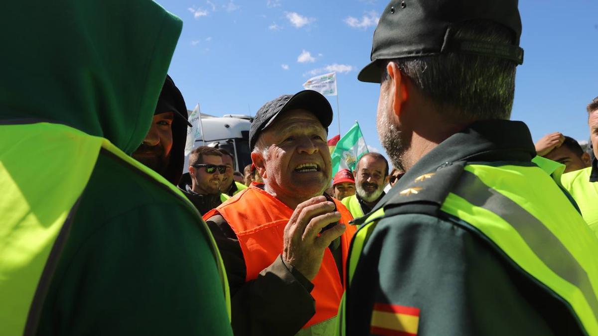 Agentes negocian con los manifestantes.