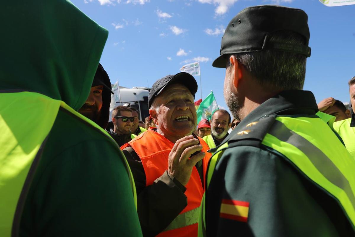 Agentes negocian con los manifestantes.