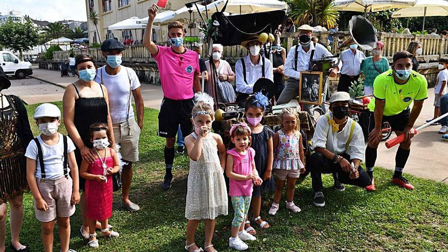 Participantes en la feria modernista de Sada