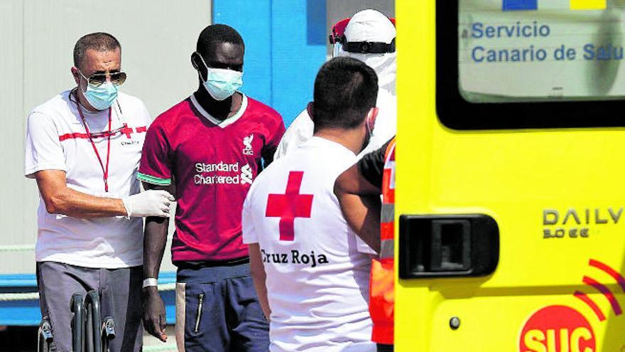 Miembros de la Cruz Roja evacuan a uno de los ocupantes de un cayuco a su llegada a Tenerife el miércoles con 72 personas.