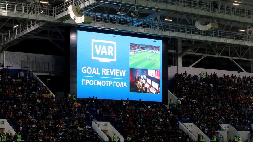 Un marcador anuncia el uso del VAR en un partido del Mundial de Rusia // Mariana Bazo (Reuters)
