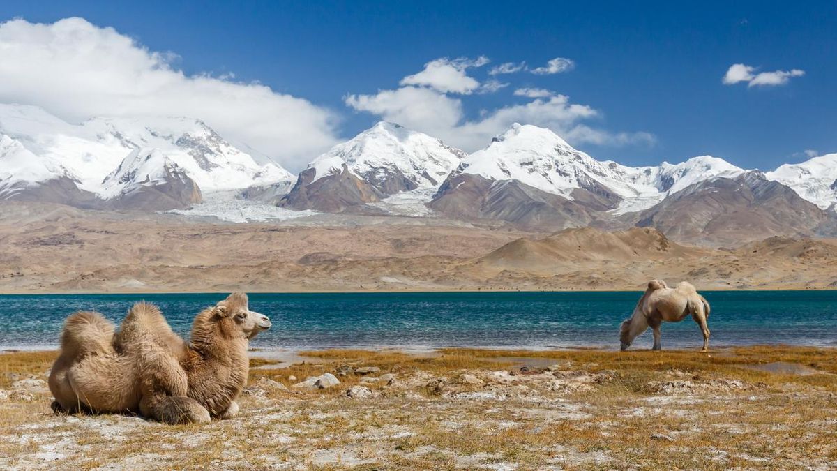 El lago que hechiza a los viajeros en el corazón chino de la Ruta de la Seda, próxima parada de la Expedición VIAJAR