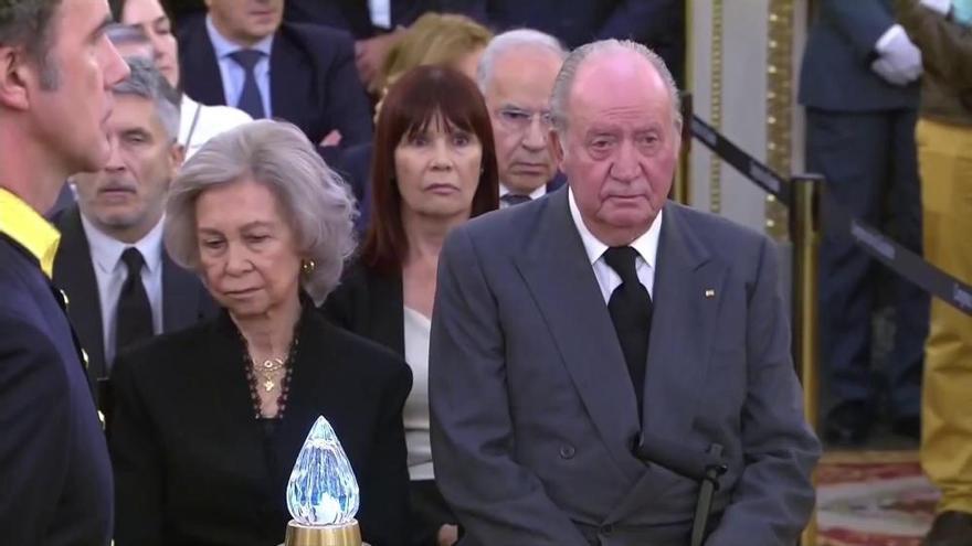 El Rey Juan Carlos anuncia que se retira de la vida pública