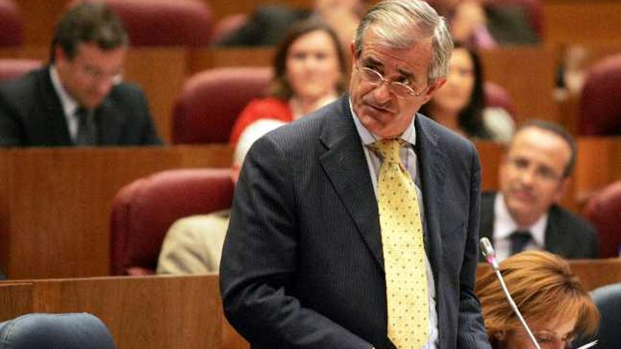 El consejero de Sanidad, Francisco Javier Alvarez Guisasola, durante su intervención en el Pleno de las Cortes de Castilla y León