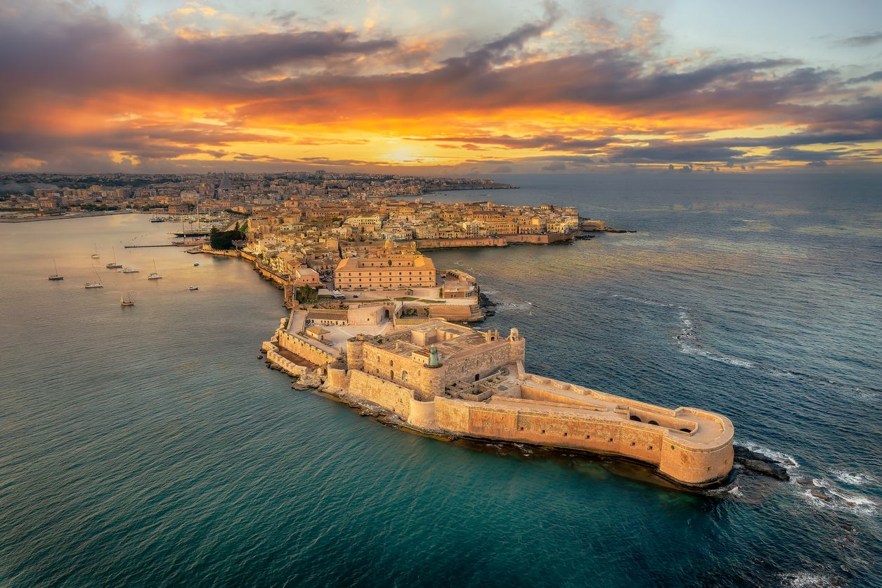 Paisaje con Siracusa al atardecer, islas de Sicilia.