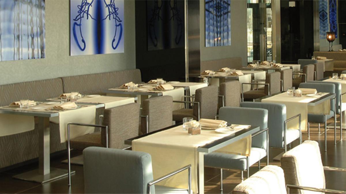 Su moderno restaurante,de estética minimalista.