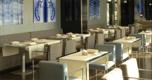 Su moderno restaurante,de estética minimalista.
