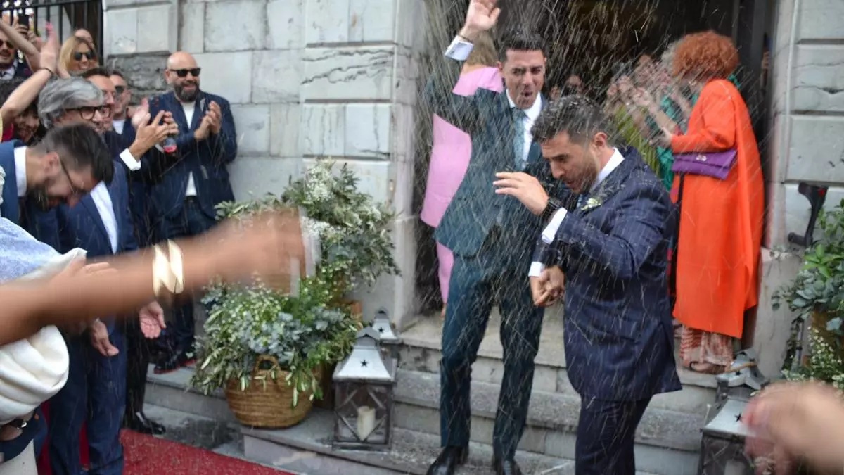 Cudillero celebra por todo lo alto el enlace de su Alcalde, Carlos Valle; y Rafael Oñate: "La boda del año"