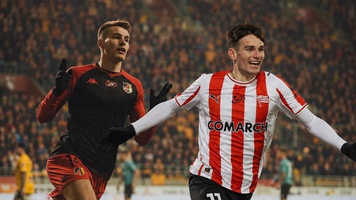 Bazdar y Pau Sans celebran un gol con Jagiellonia y Cracovia respectivamente.