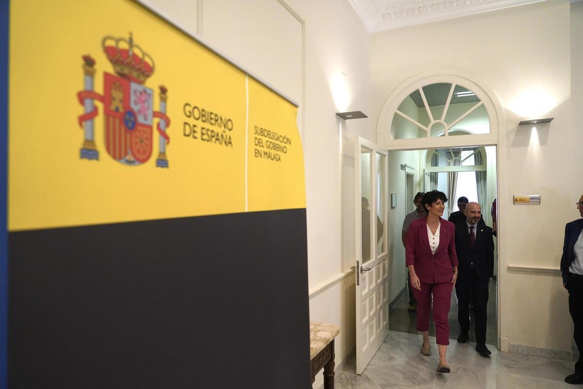 Archivo - La ministra de Inclusión, Seguridad Social y Migraciones, Elma Saiz, llega a una reunión de trabajo con entidades inscritas en el Registro Electrónico de Colaboradores de Extranjería (Recex), en la Subdelegación de Gobierno de Málaga. (Foto de a