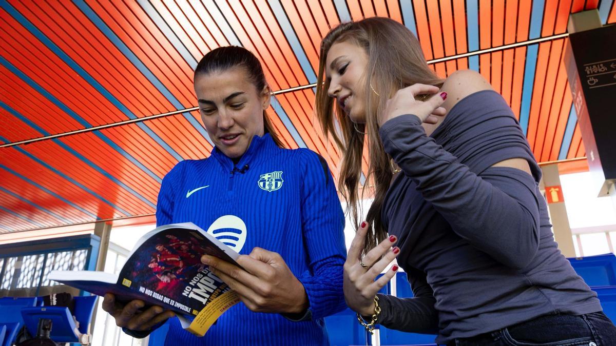 Patri Guijarro con el libro 'No nos digas que es imposible: el equipo que lo ha cambiado todo', con Maria Tikas, su autora