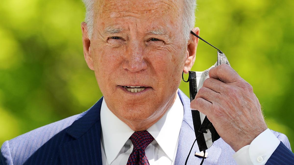 El presidente de EEUU, Joe Biden, se retira la mascarilla para la comparecencia que ha ofrecido este martes en la Casa Blanca.