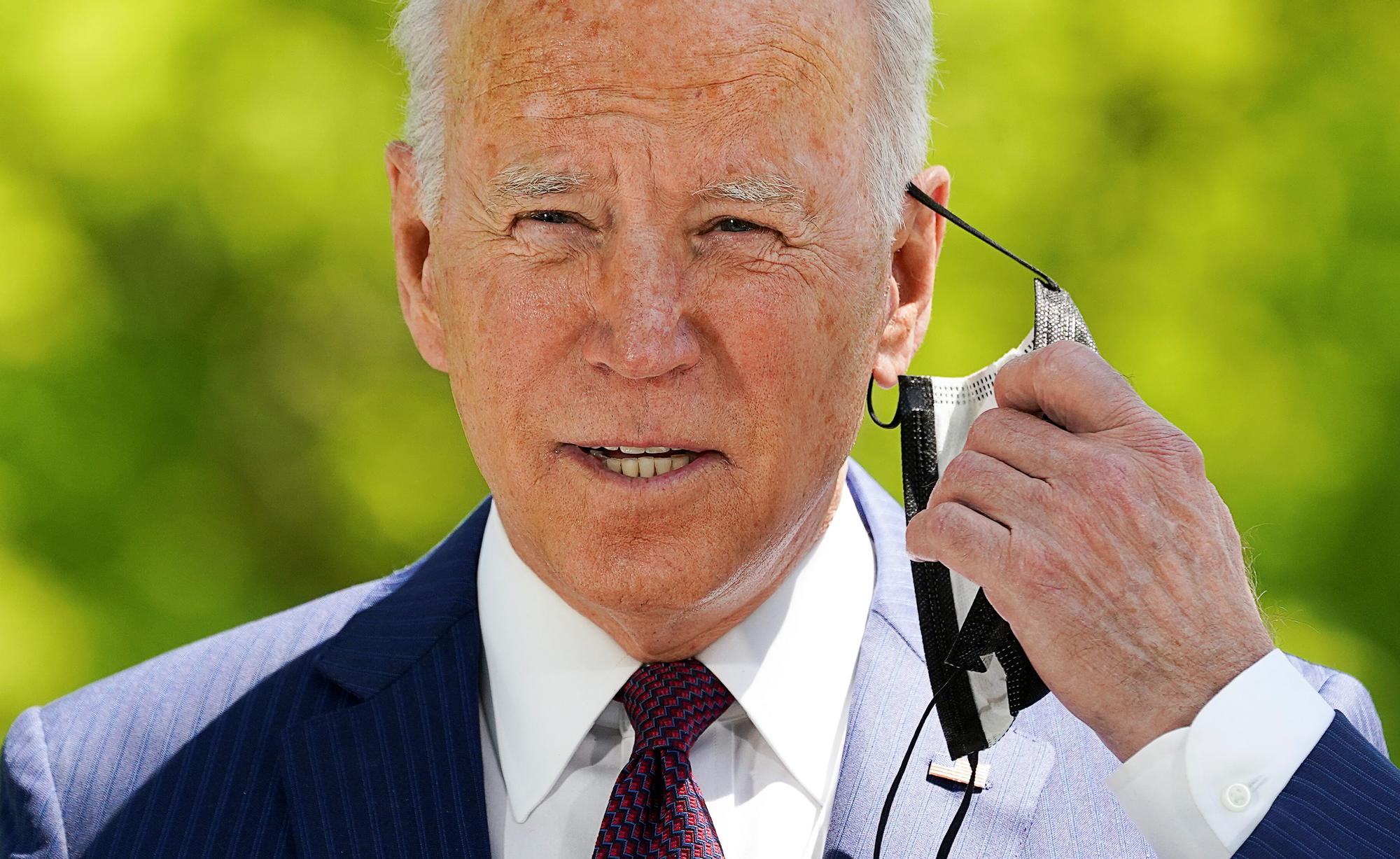 El presidente de EEUU, Joe Biden, se retira la mascarilla para la comparecencia que ha ofrecido este martes en la Casa Blanca.