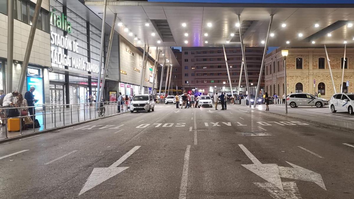 La estación María Zambrano, sin taxis operativos este viernes por la tarde.