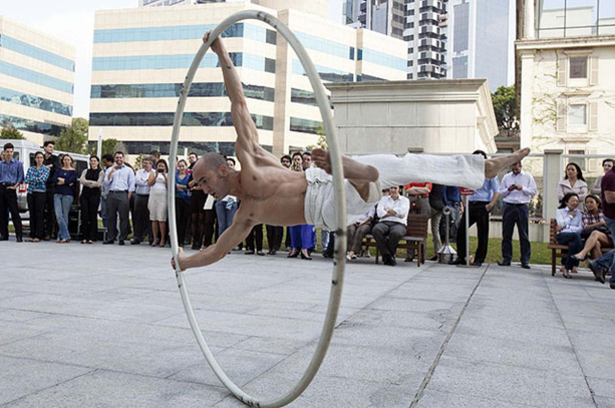 La companyia de dansa del suís Daniele Finzi Pasca presenta una selecció de l’obra ’Donka’ en un espai a l’aire lliure, a São Paulo (Brasil).