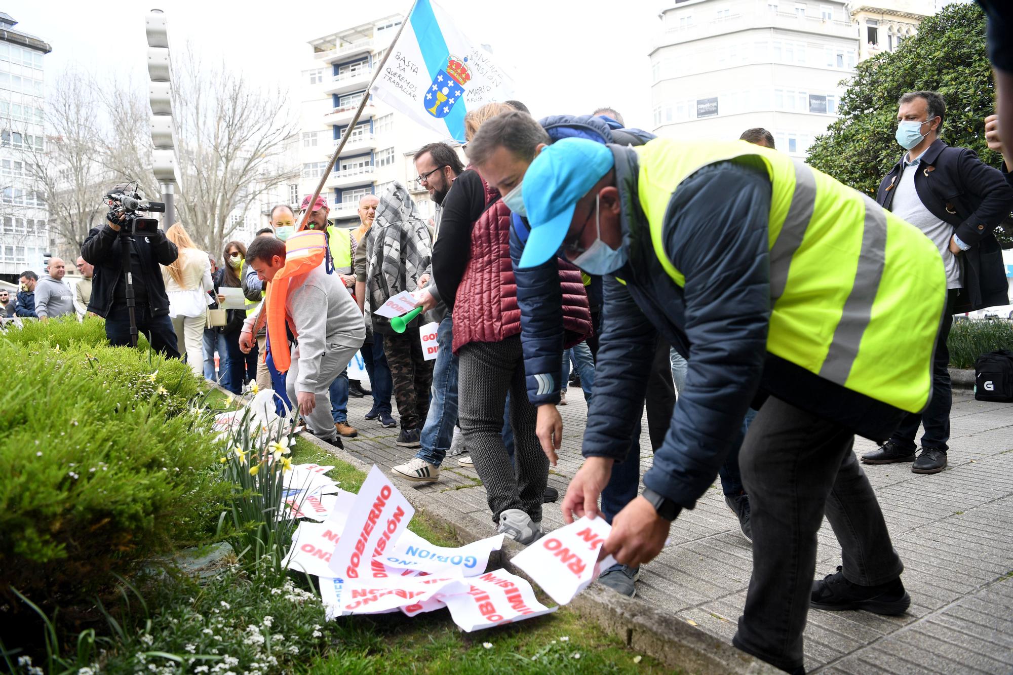 Más de 200 transportistas salen a la calle en A Coruña para exigir soluciones a la subida de los combustibles