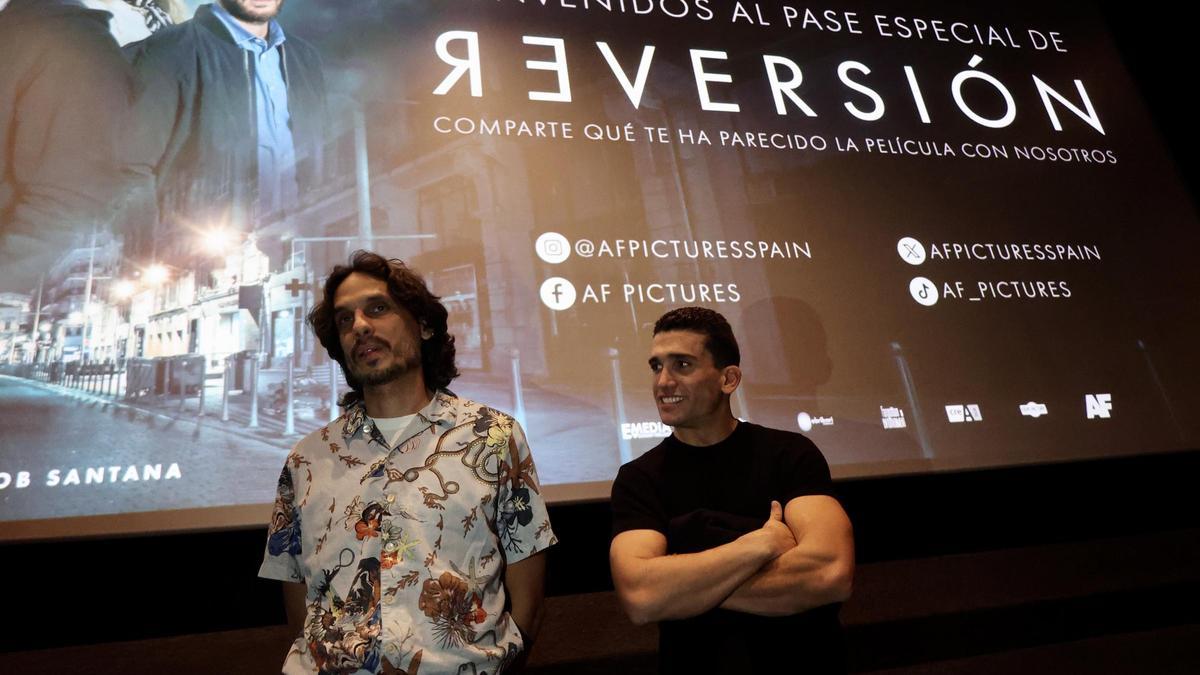 Jacob Santana y Jaime Lorente durante la presentación de la película en Murcia.