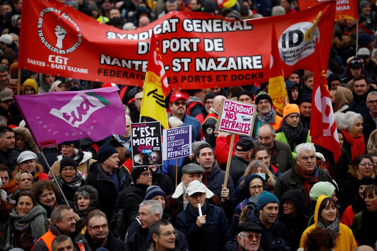 Los franceses se manifiestan contra la reforma de las pensiones de Macron