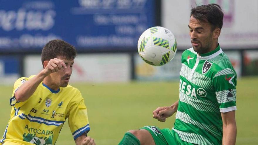 Una disputa por el balón en el Lealtad-Arandina.