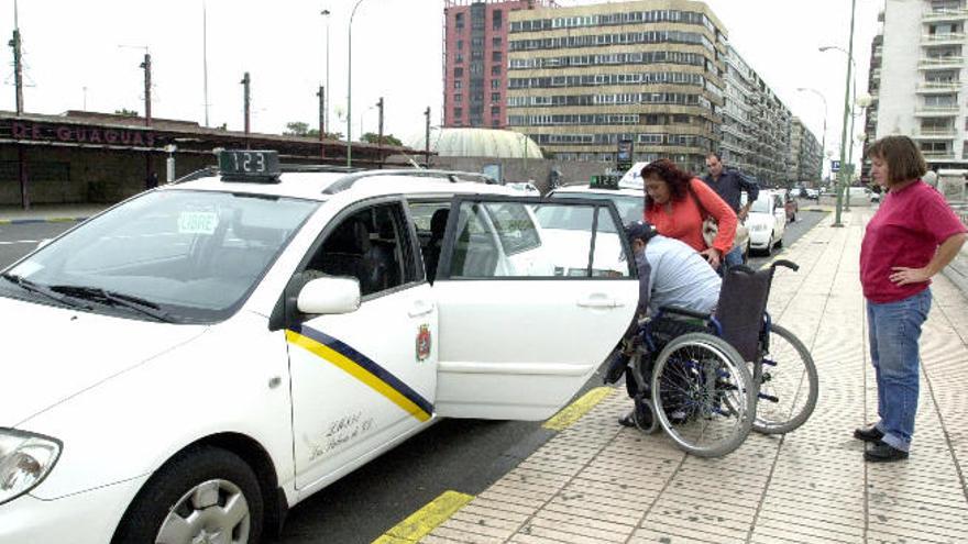 La ciudad tiene un año para adaptar 59 taxis para personas con discapacidad